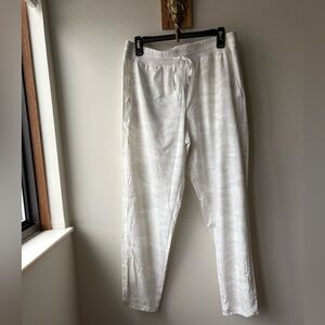 GapFit Camo Runaround Tapered Fit Pants Size Medium